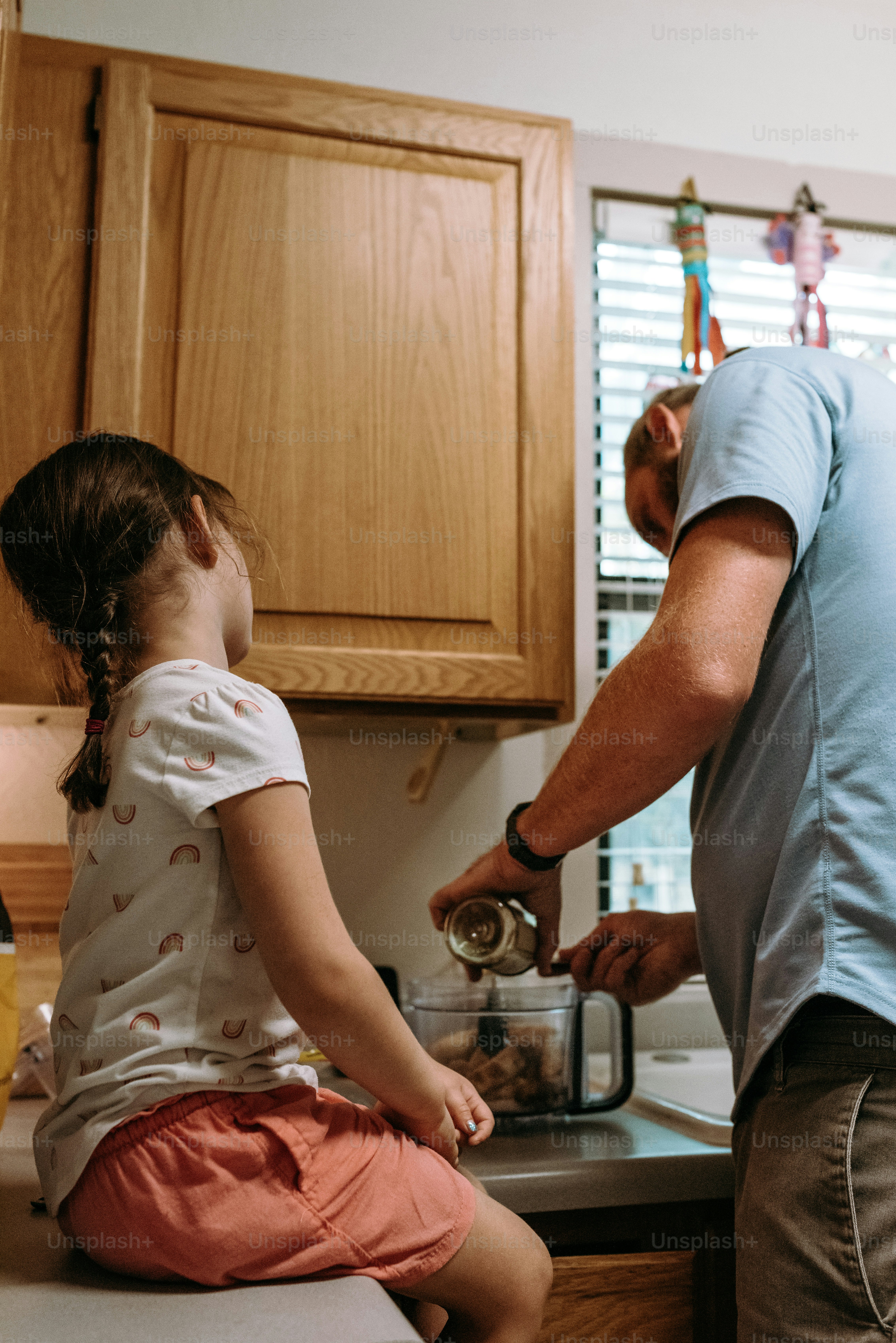 Un uomo e una bambina sono in cucina