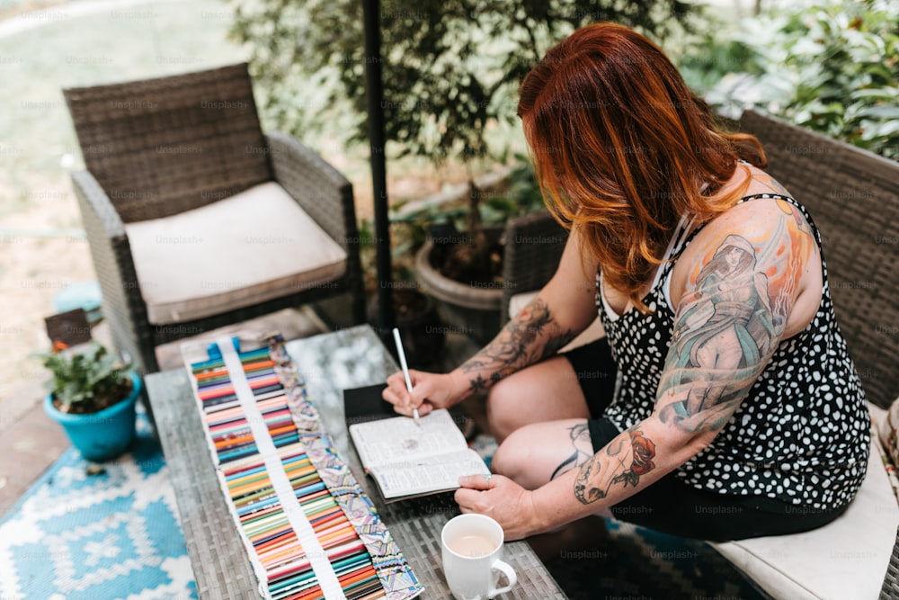 uma mulher sentada em uma mesa com uma paleta de tinta