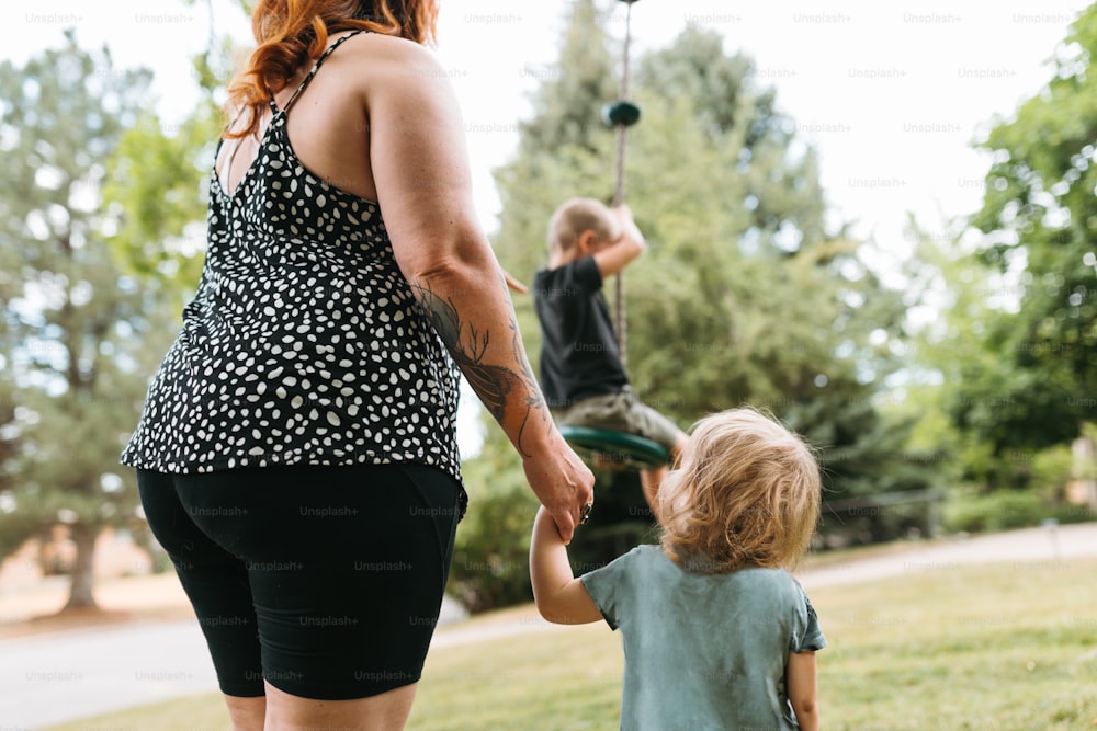 Una mujer sosteniendo la mano de un niño pequeño