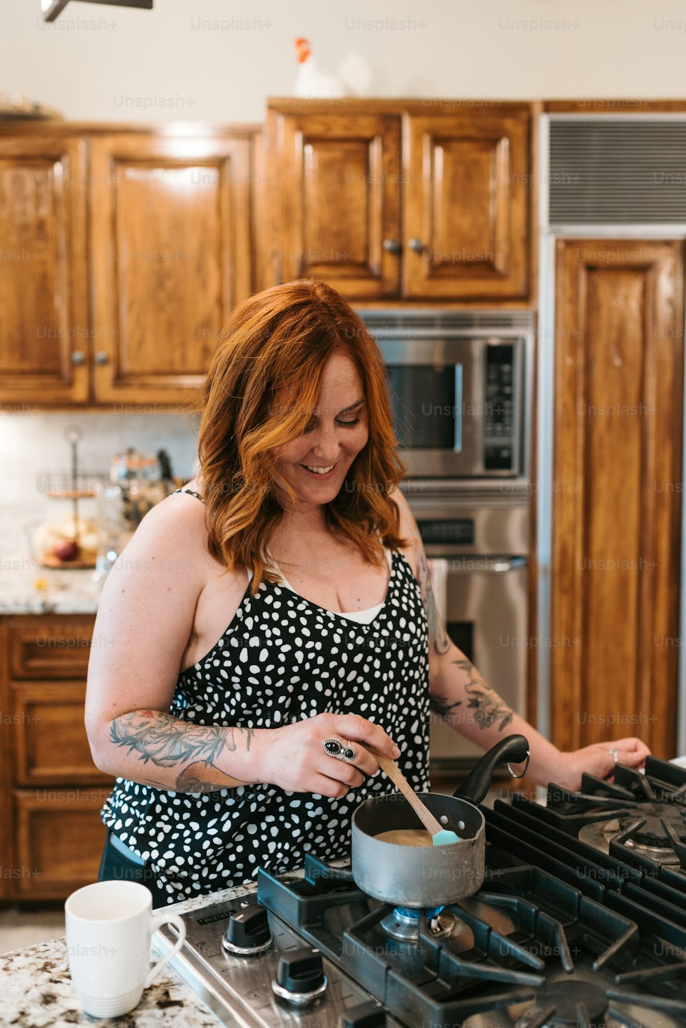 Eine Frau, die in einer Küche steht und Essen zubereitet