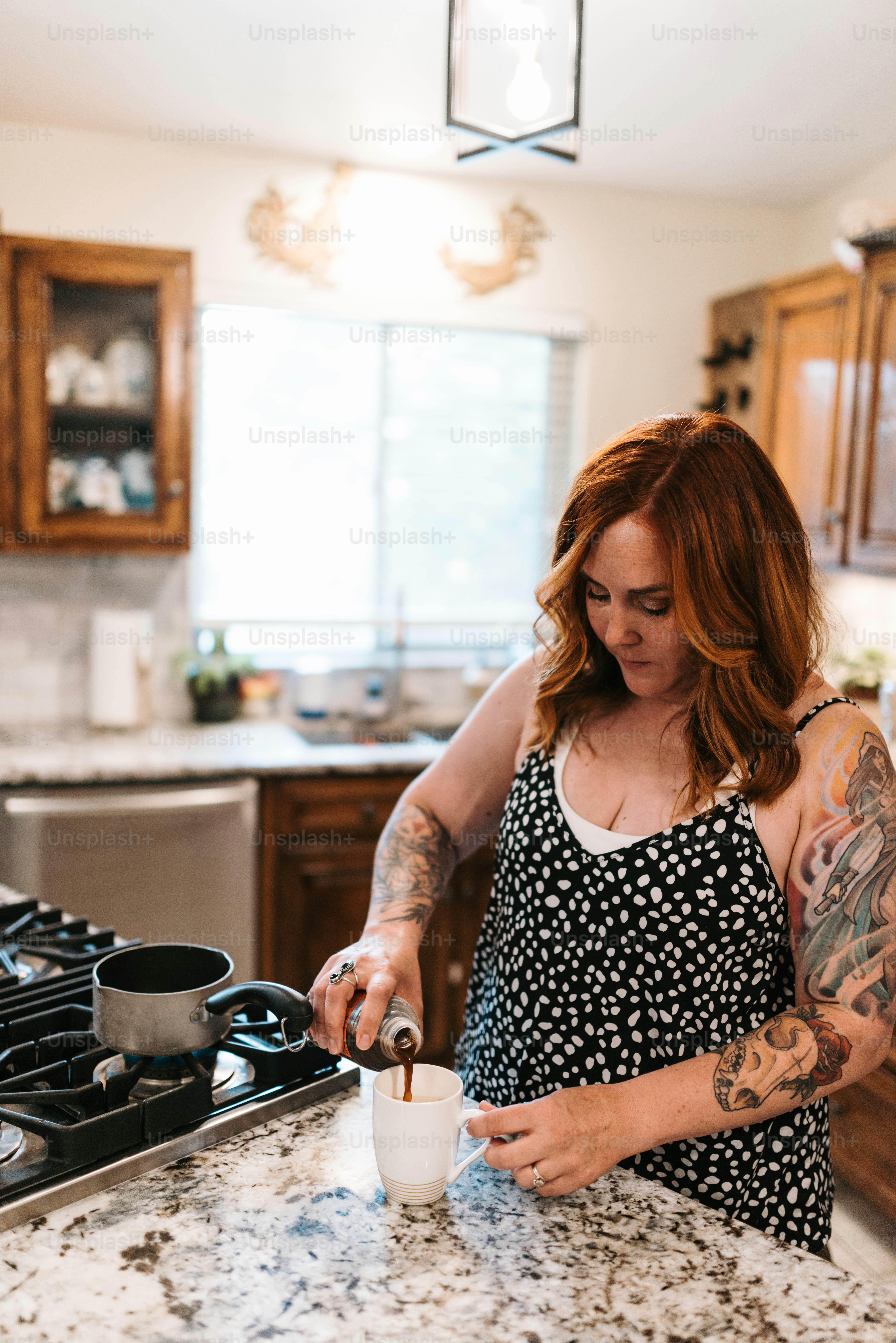 Une femme debout dans une cuisine en train de préparer de la nourriture