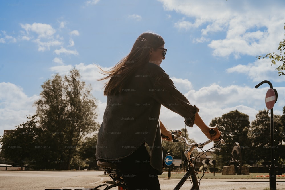 Eine Frau, die mit dem Fahrrad eine Straße entlang fährt