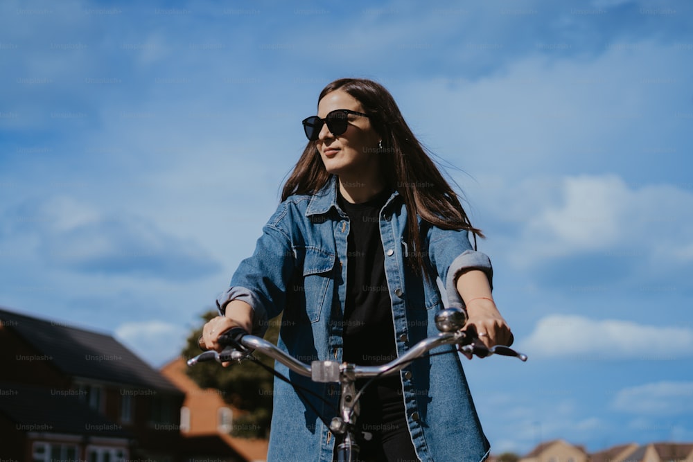 Une femme à vélo dans une rue