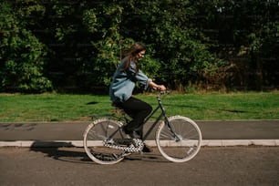 uma mulher andando de bicicleta por uma rua