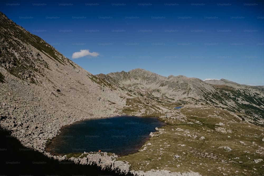 Un lago nel mezzo di una catena montuosa