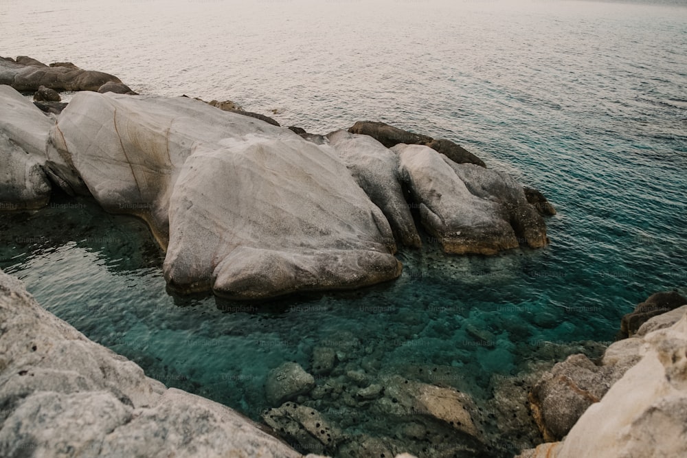 um corpo de água ao lado de uma costa rochosa