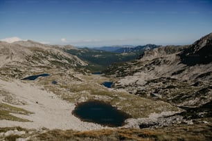 uma vista de uma cordilheira com um lago no meio