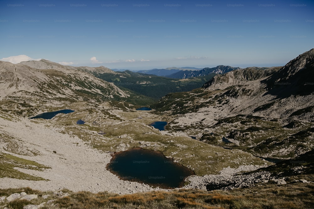 une vue d’une chaîne de montagnes avec un lac au milieu