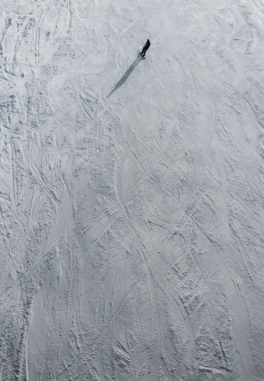 une personne qui fait de la planche à neige sur une pente enneigée