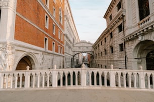 a walkway between two buildings in a city