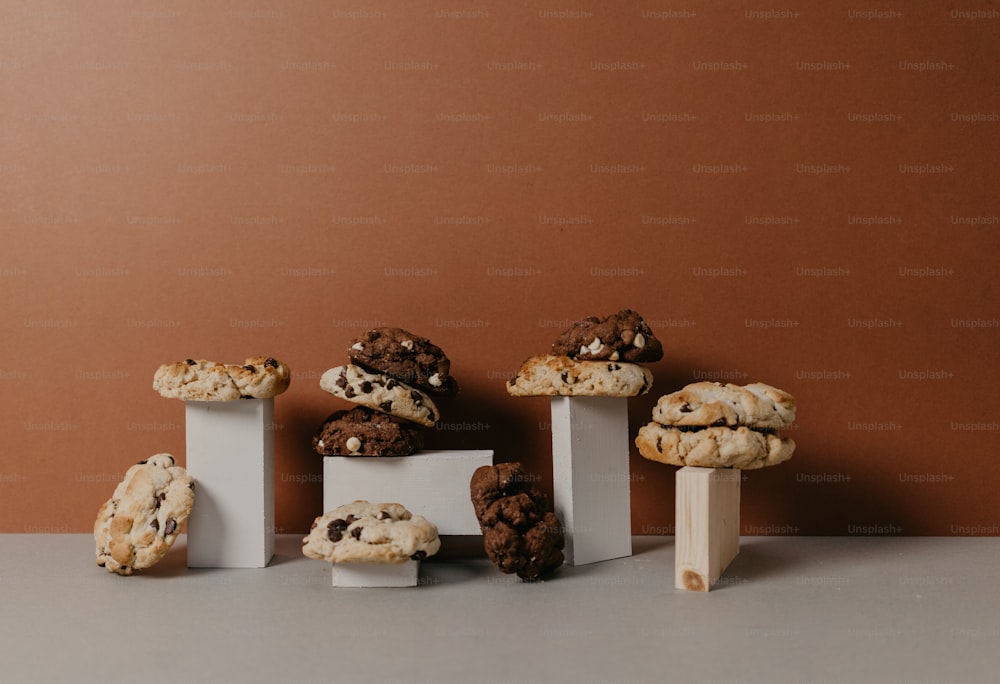 un gruppo di biscotti seduti in cima a un bancone