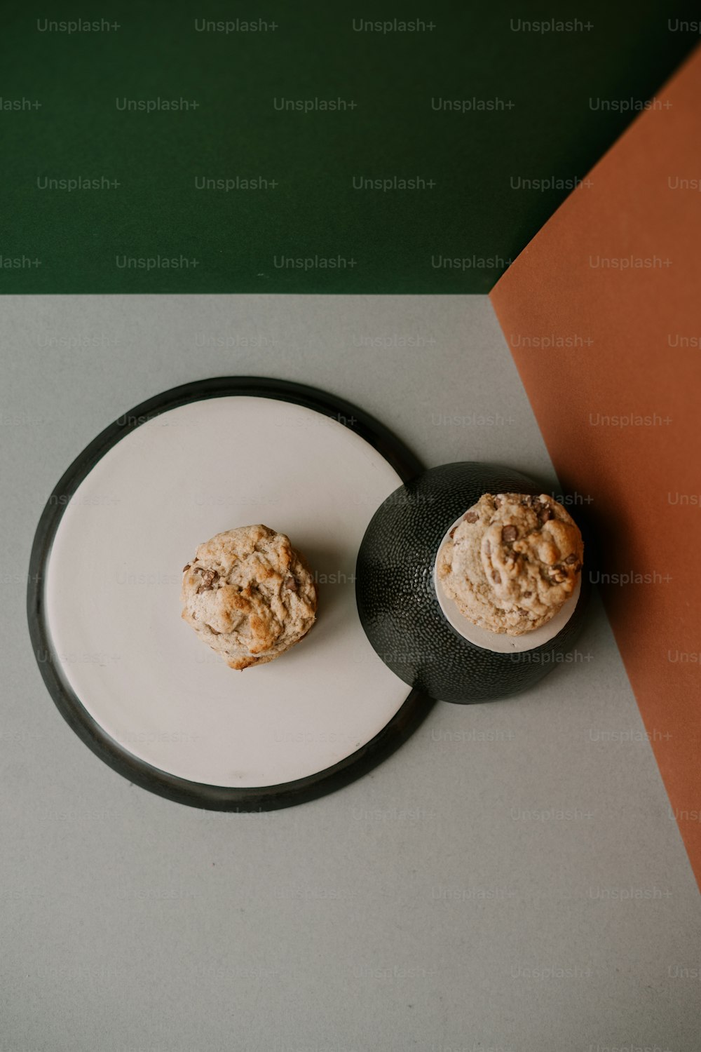 dois biscoitos em um prato sobre uma mesa