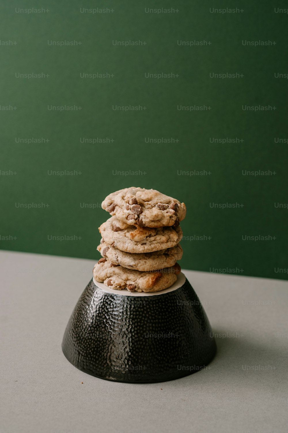 uma pilha de biscoitos sentada em cima de uma mesa