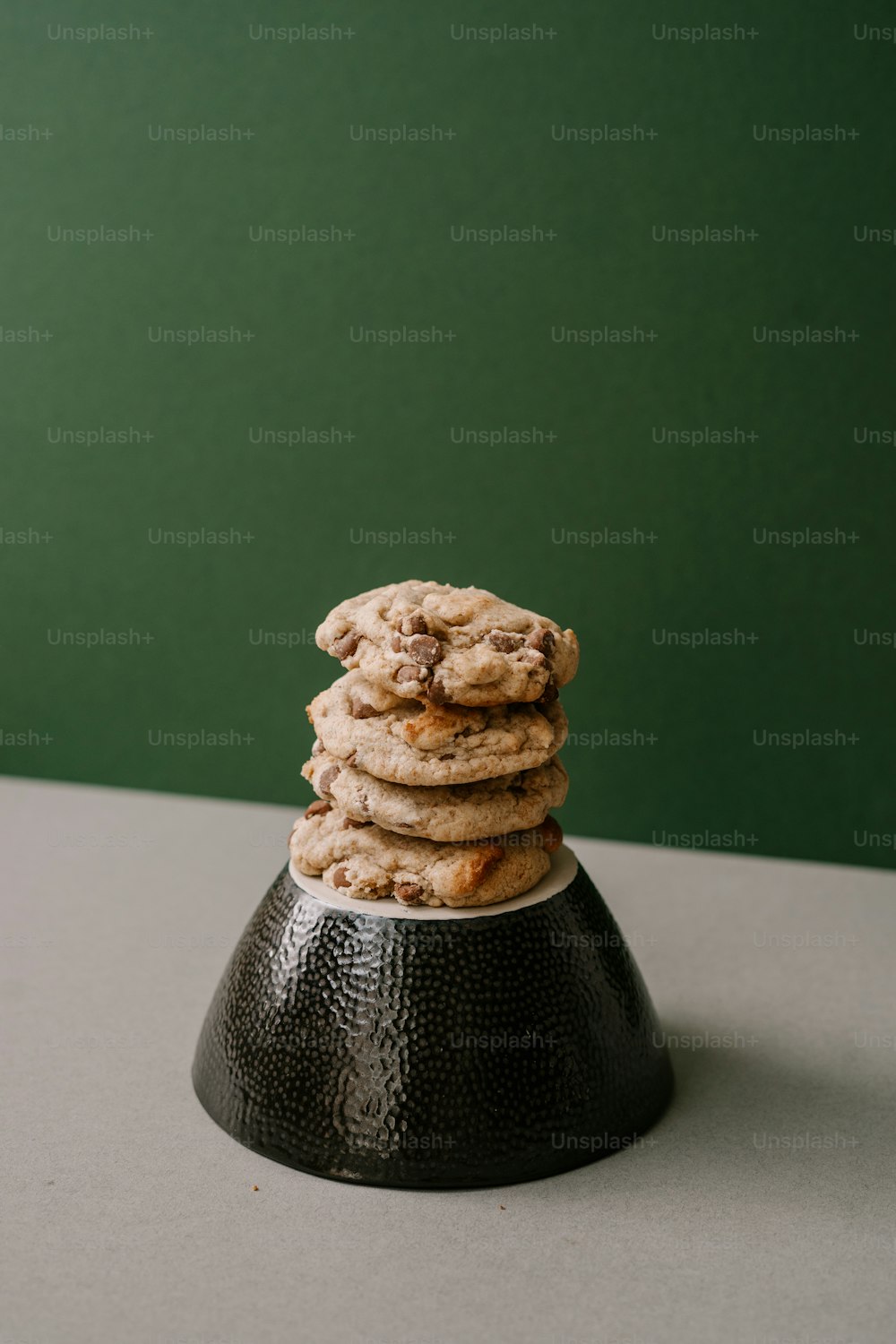 Una pila de galletas encima de una mesa