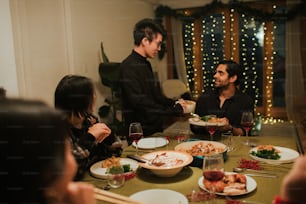 um grupo de pessoas sentadas em torno de uma mesa de jantar