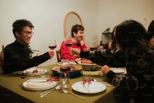 食べ物の皿を持ってテーブルの周りに座っている人々のグループ