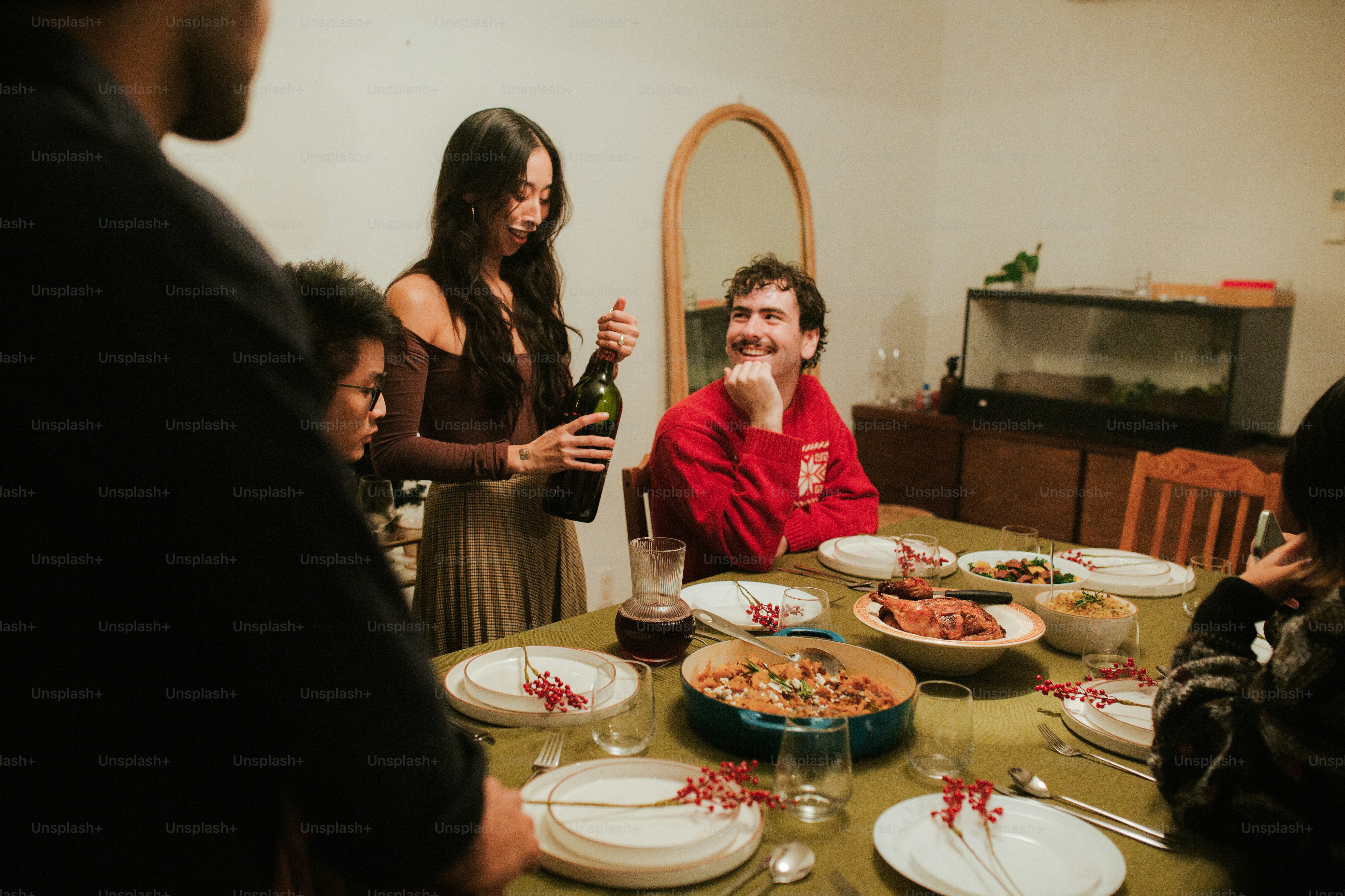 un gruppo di persone sedute intorno a un tavolo da pranzo