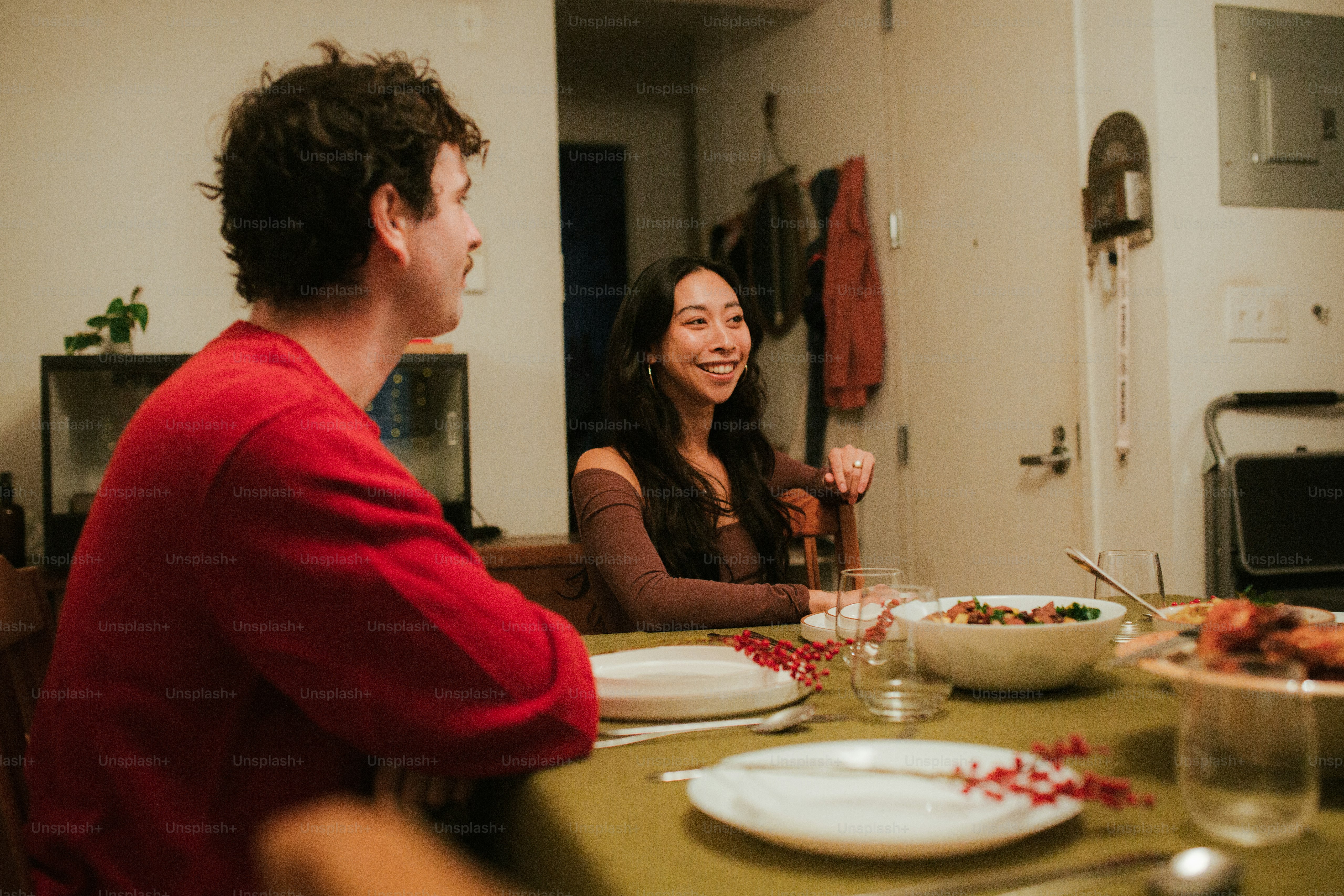 un homme et une femme assis à une table