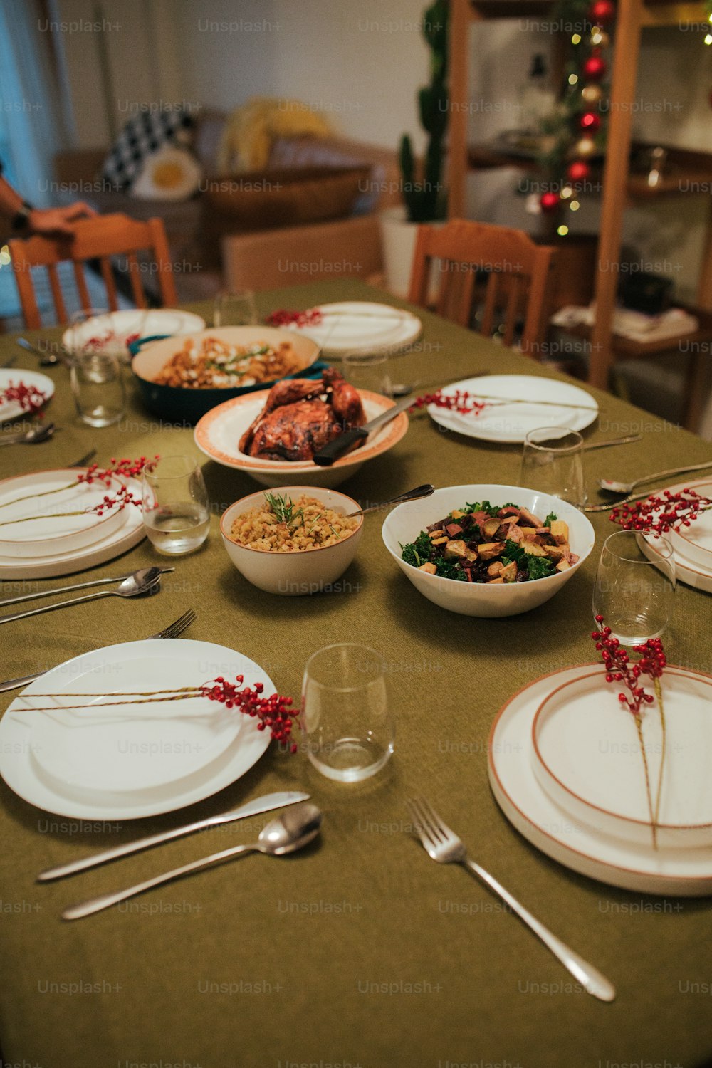 접시와 식기류가 있는 크리스마스 저녁 식사를 위한 테이블 세트