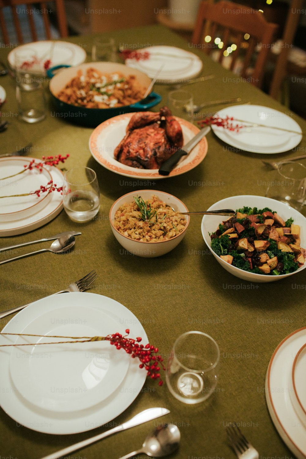 uma mesa posta com pratos e tigelas de comida