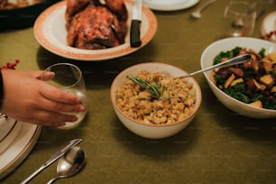 食べ物の皿と食べ物のボウルで覆われたテーブル