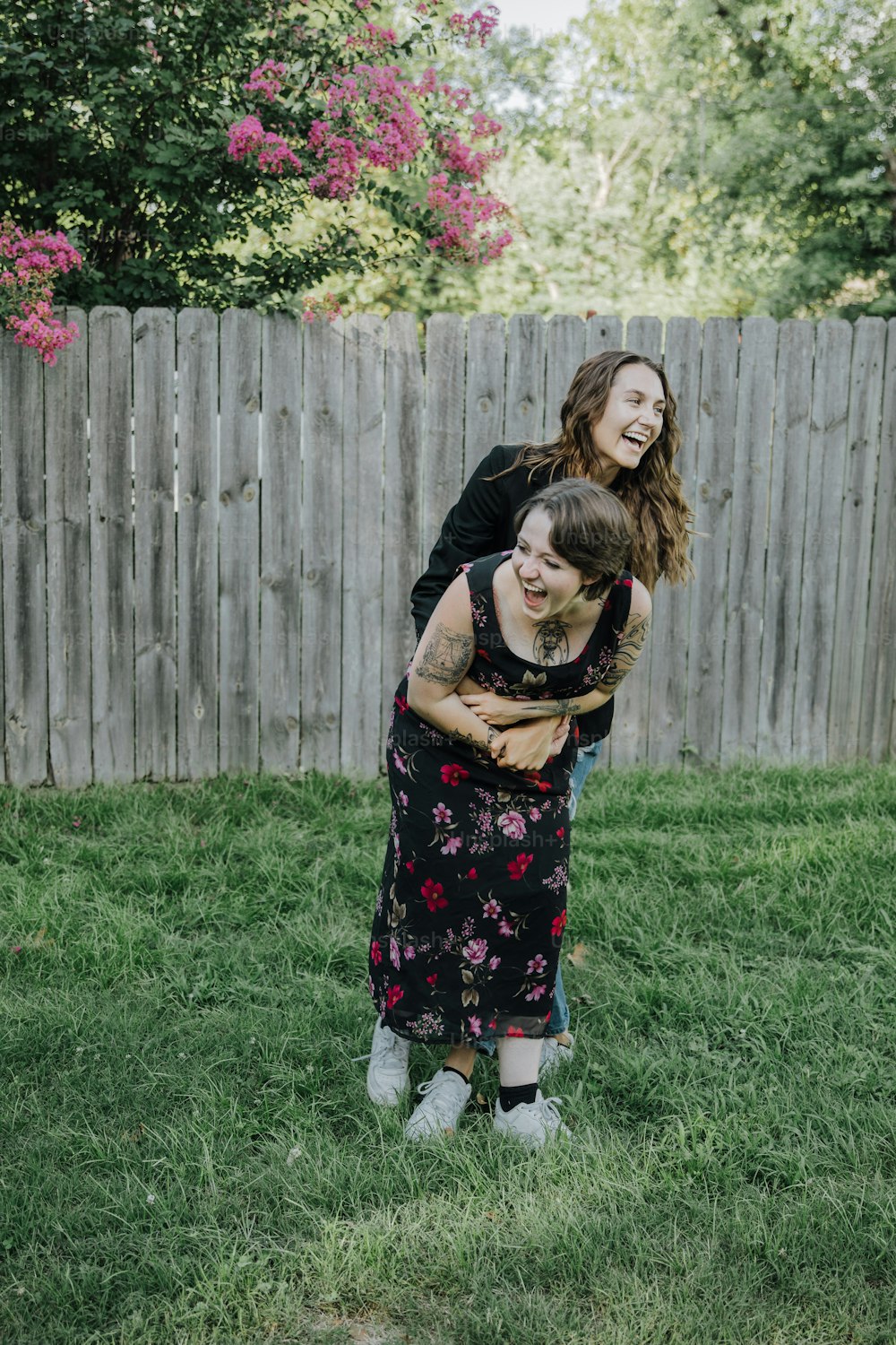 Una mujer sosteniendo a un niño en un patio