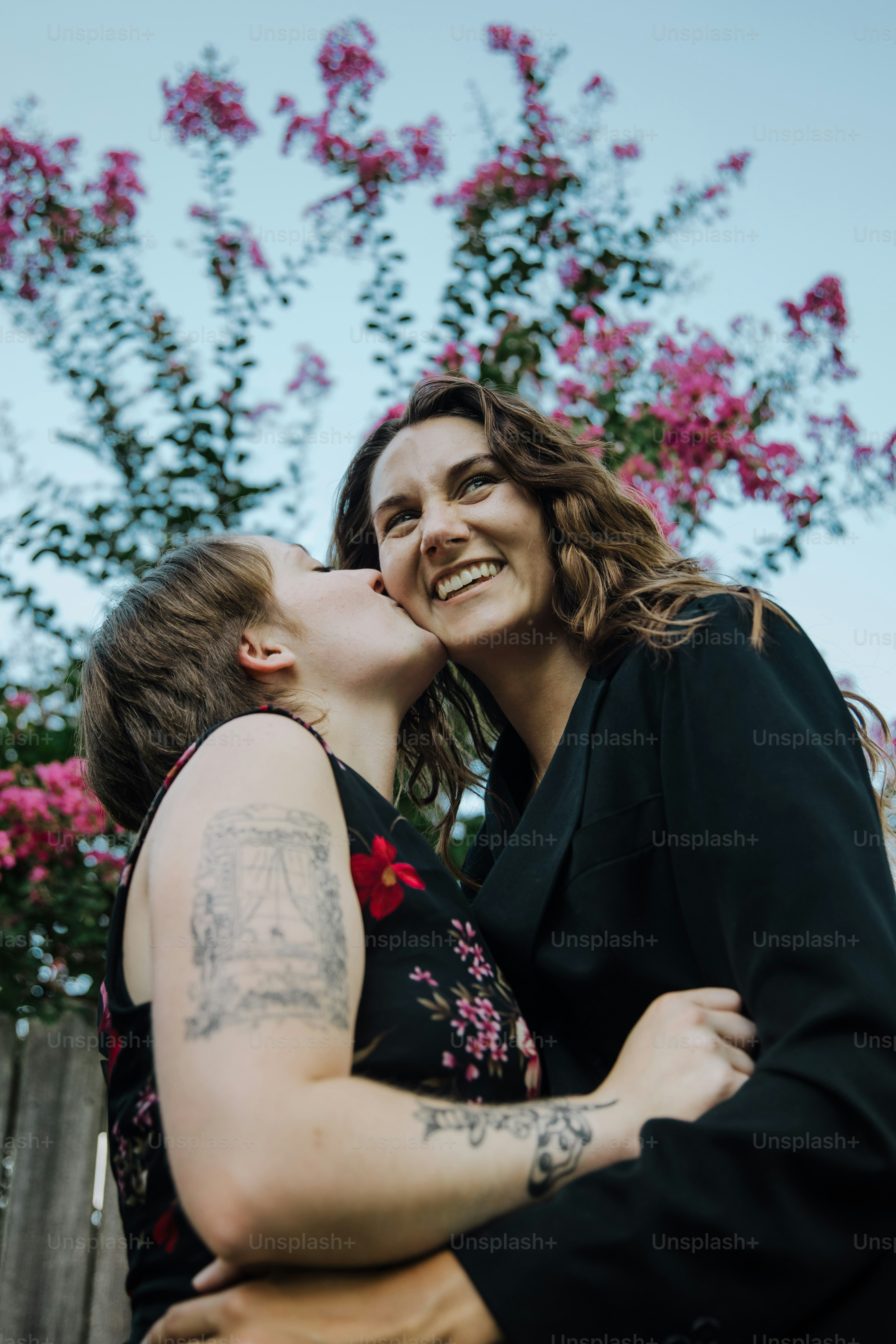 Un couple de personnes qui s’embrassent photo Femelle Photo sur Unsplash