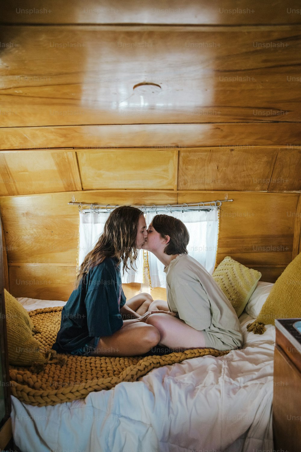 Un hombre y una mujer besándose en una cama