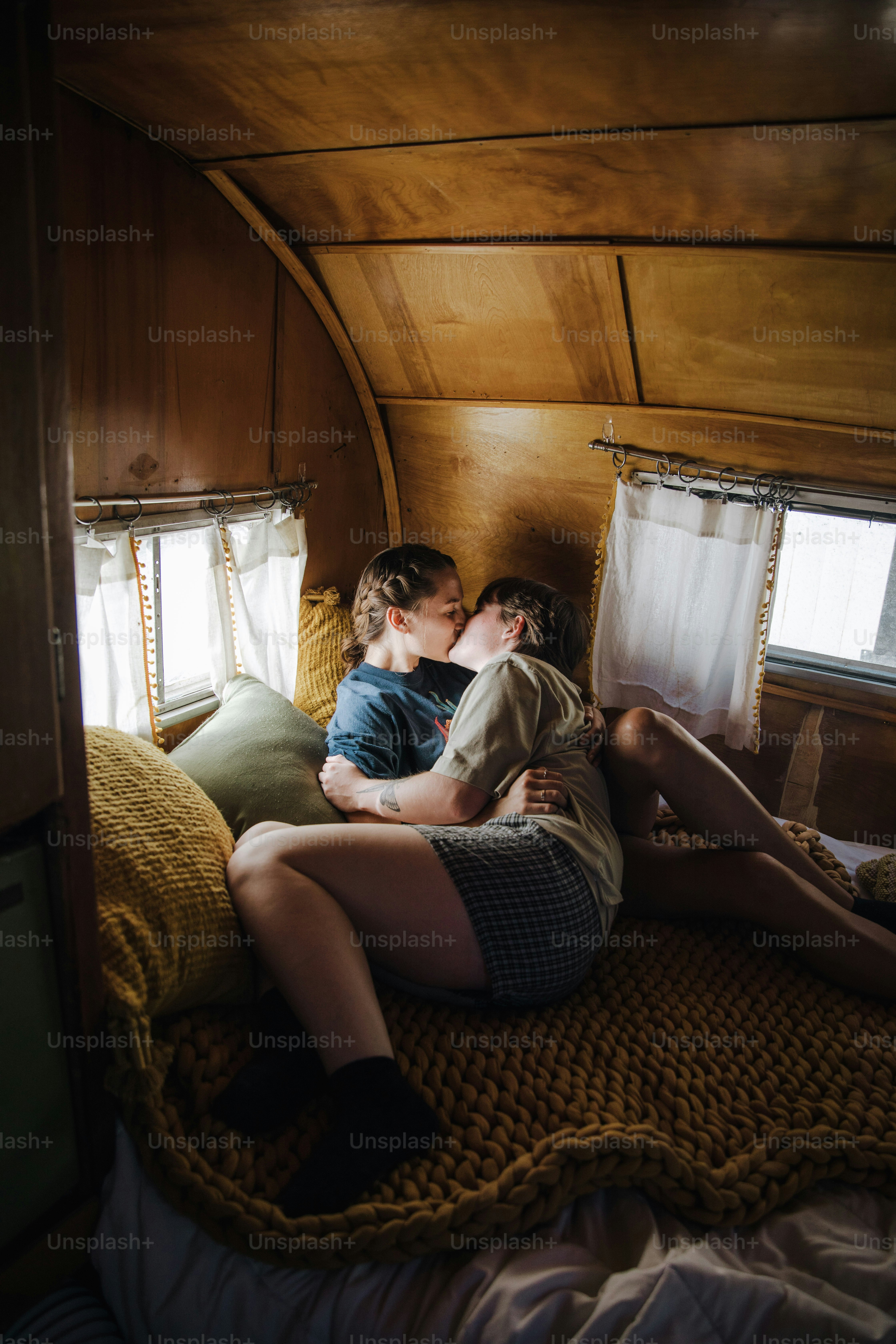 un paio di persone che sono sedute su un letto