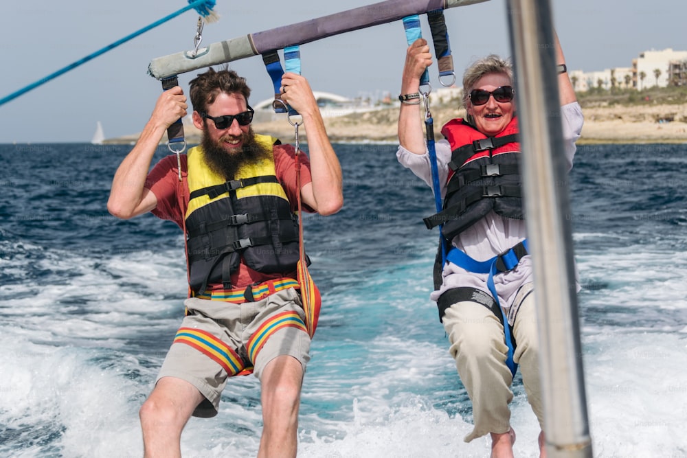 Ein Mann und eine Frau, die auf einem Boot im Ozean reiten