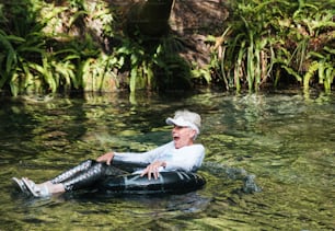Un homme flottant dans un plan d’eau
