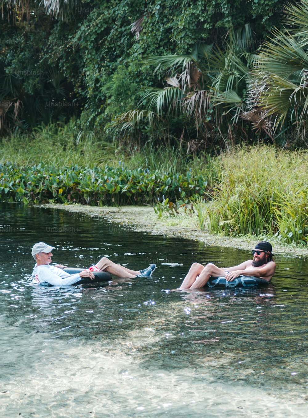 Un couple de personnes allongées dans l’eau