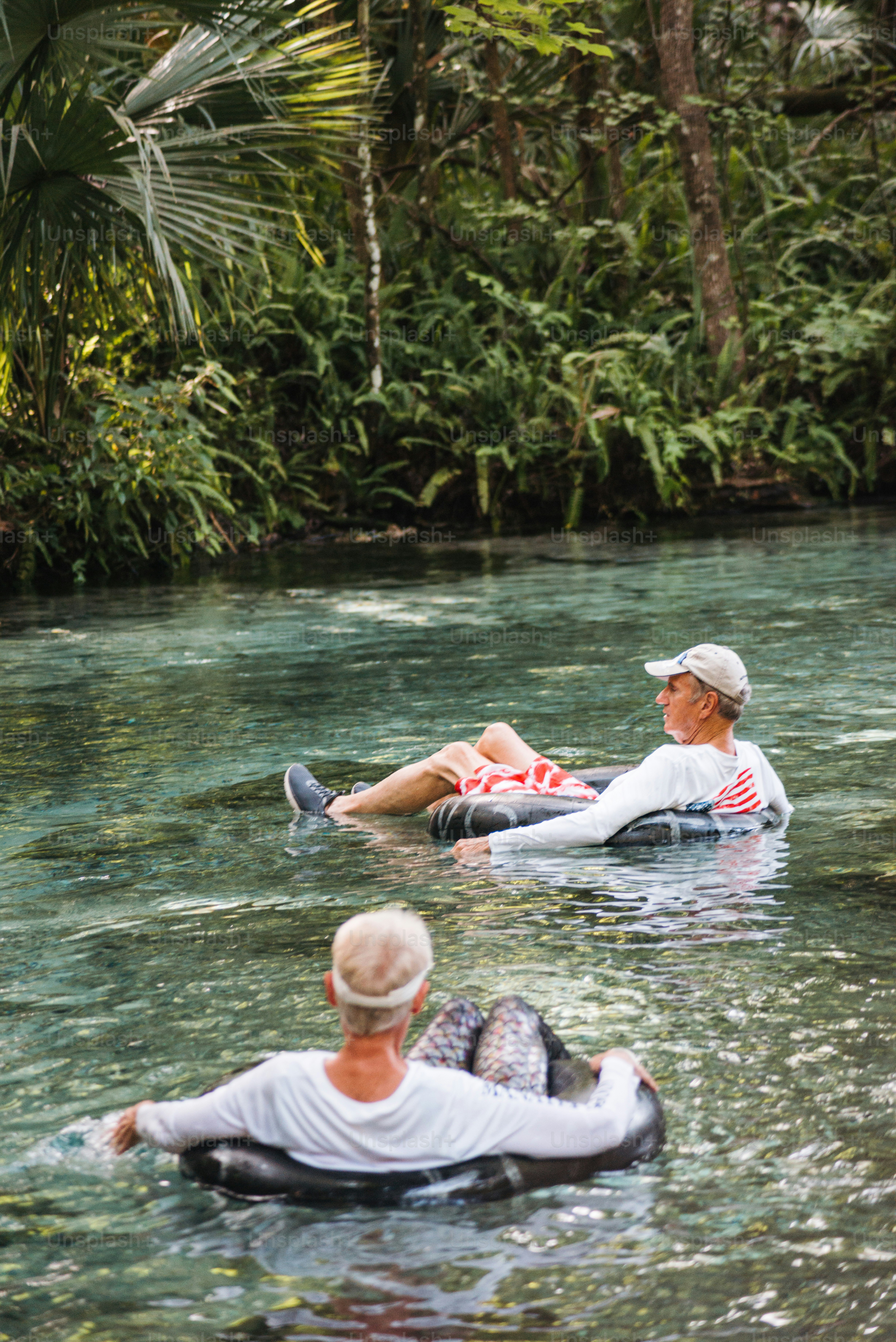 Ein paar Leute, die auf einem Gewässer schwimmen