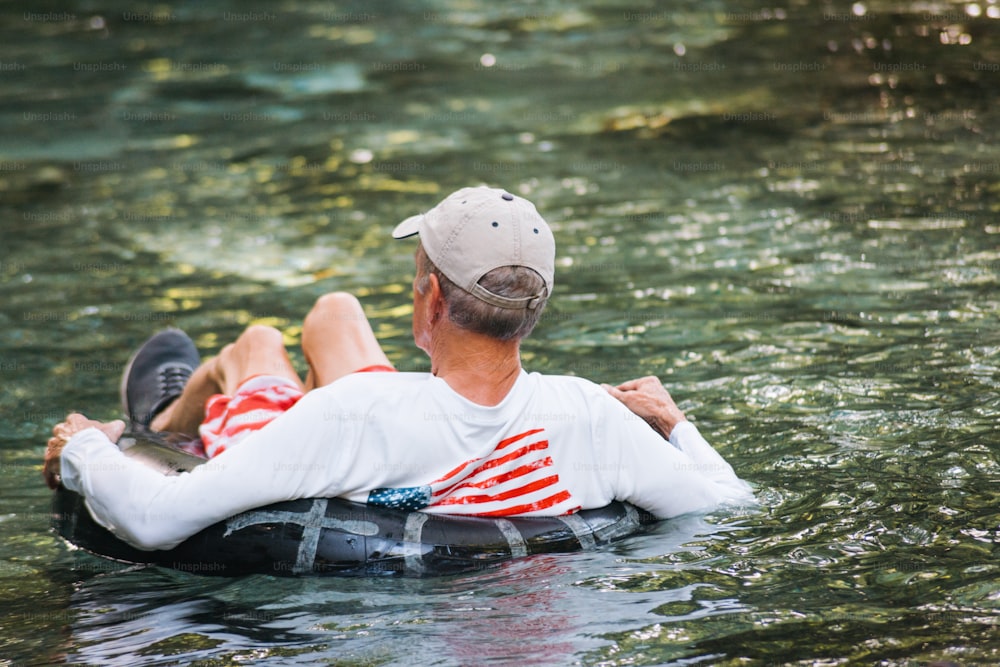 Ein Mann und eine Frau treiben auf einem Floß im Wasser