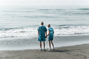 Ein Mann und eine Frau, die an einem Strand am Meer stehen