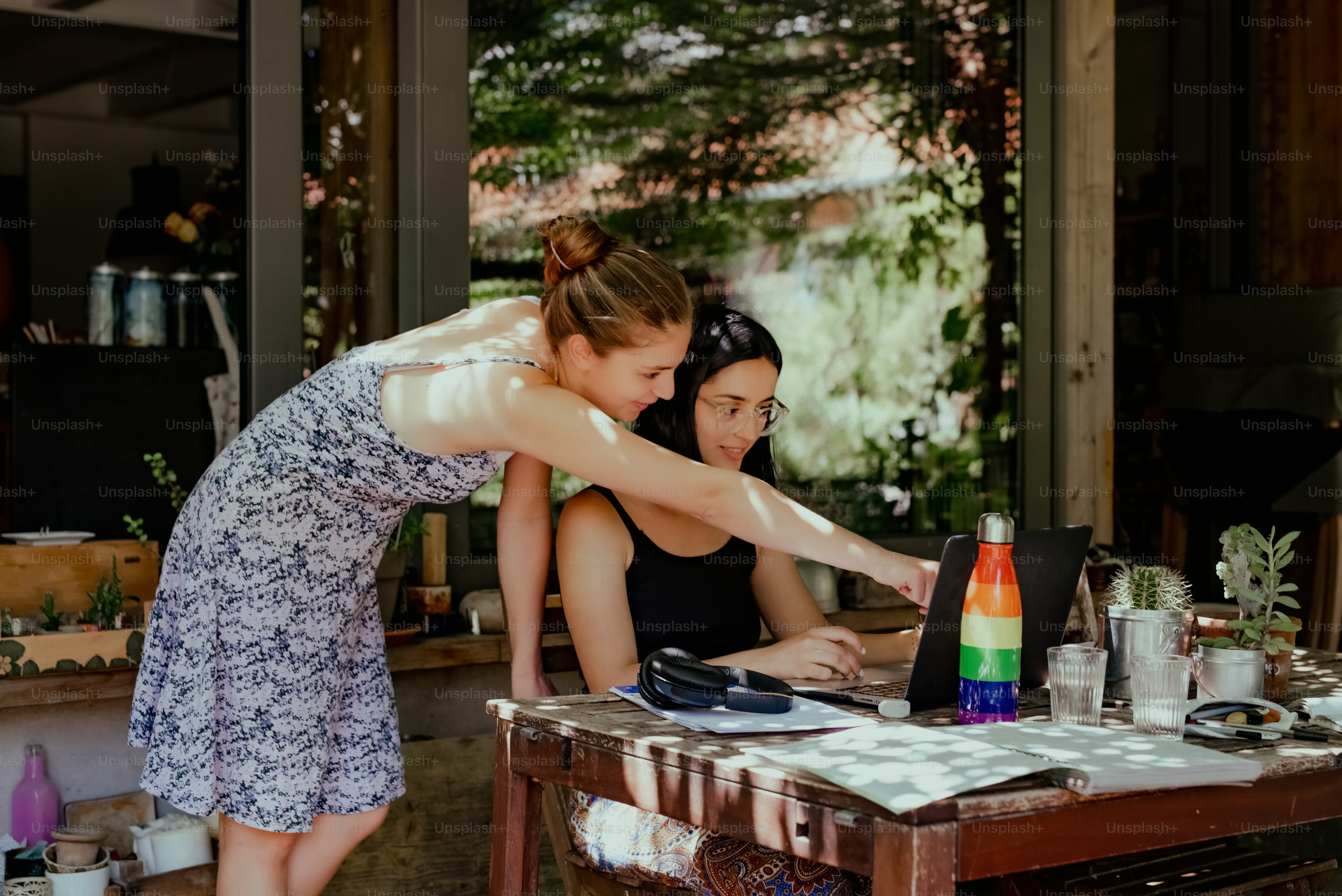 Duas mulheres estão olhando para a tela de um computador