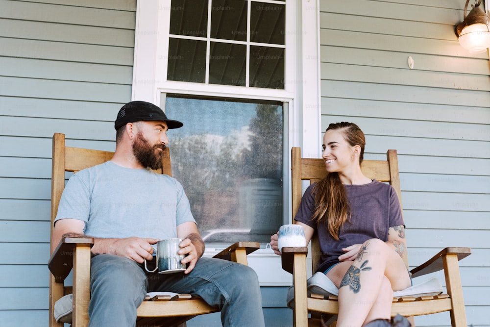 Ein Mann und eine Frau sitzen auf einer Veranda