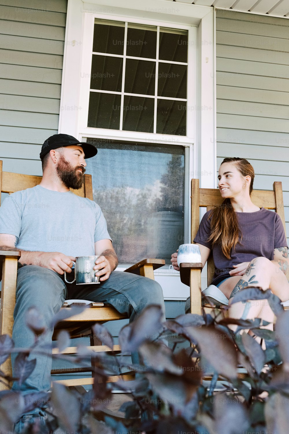 Un uomo e una donna seduti su un portico
