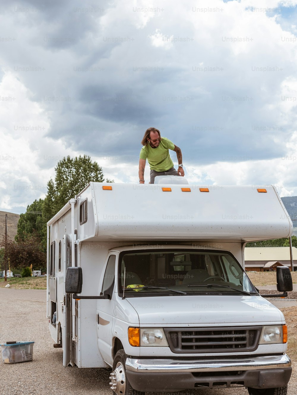 Ein Mann, der auf dem Dach eines weißen Lastwagens steht