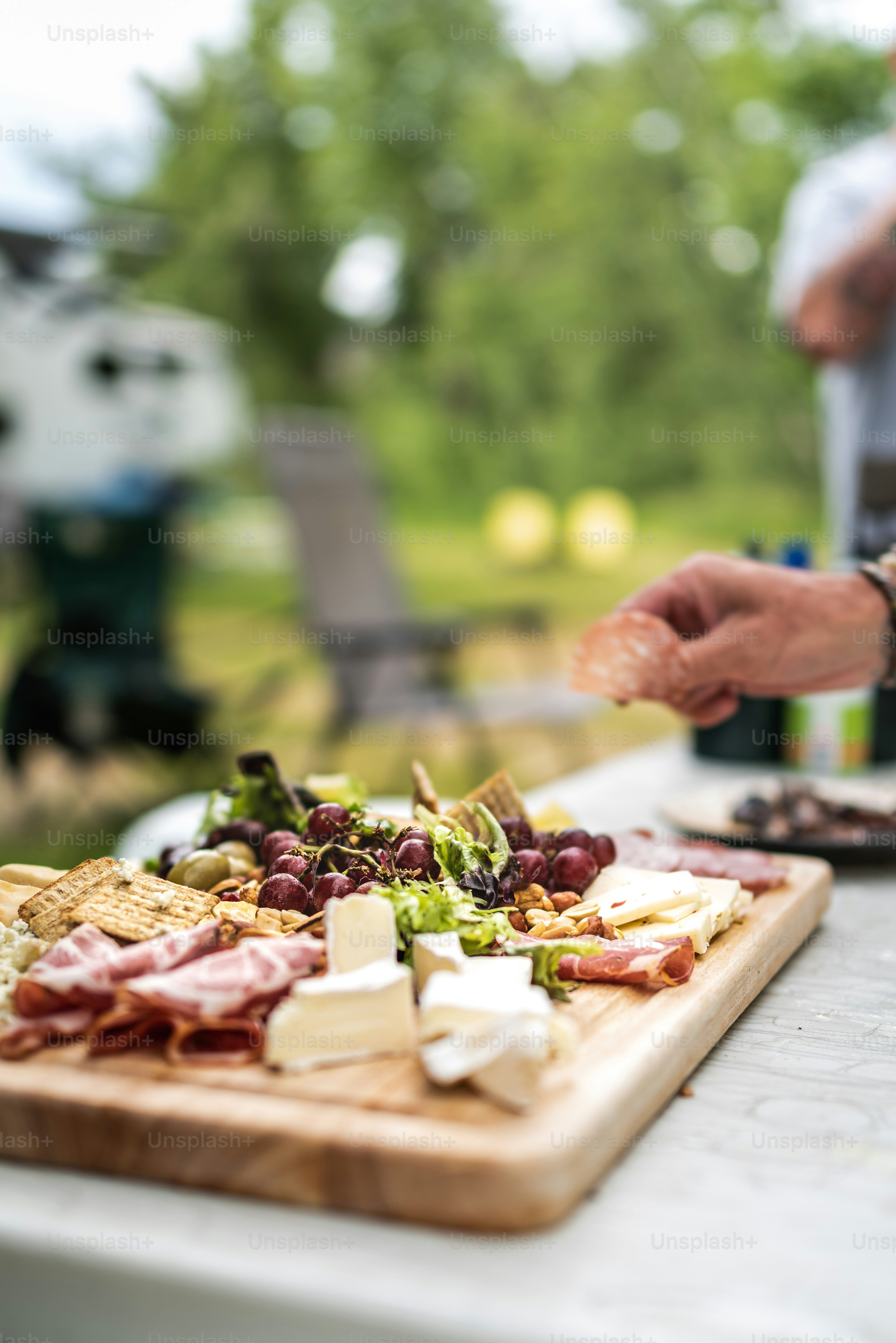 eine Nahaufnahme eines Schneidebretts mit Essen darauf