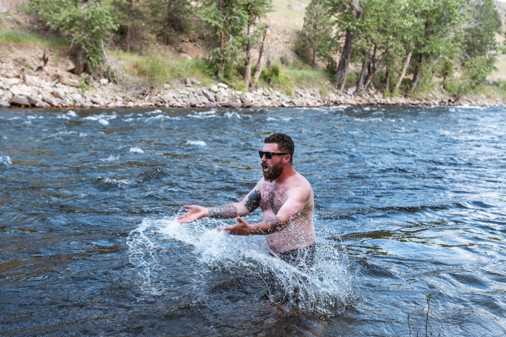Un uomo spruzza acqua in un fiume