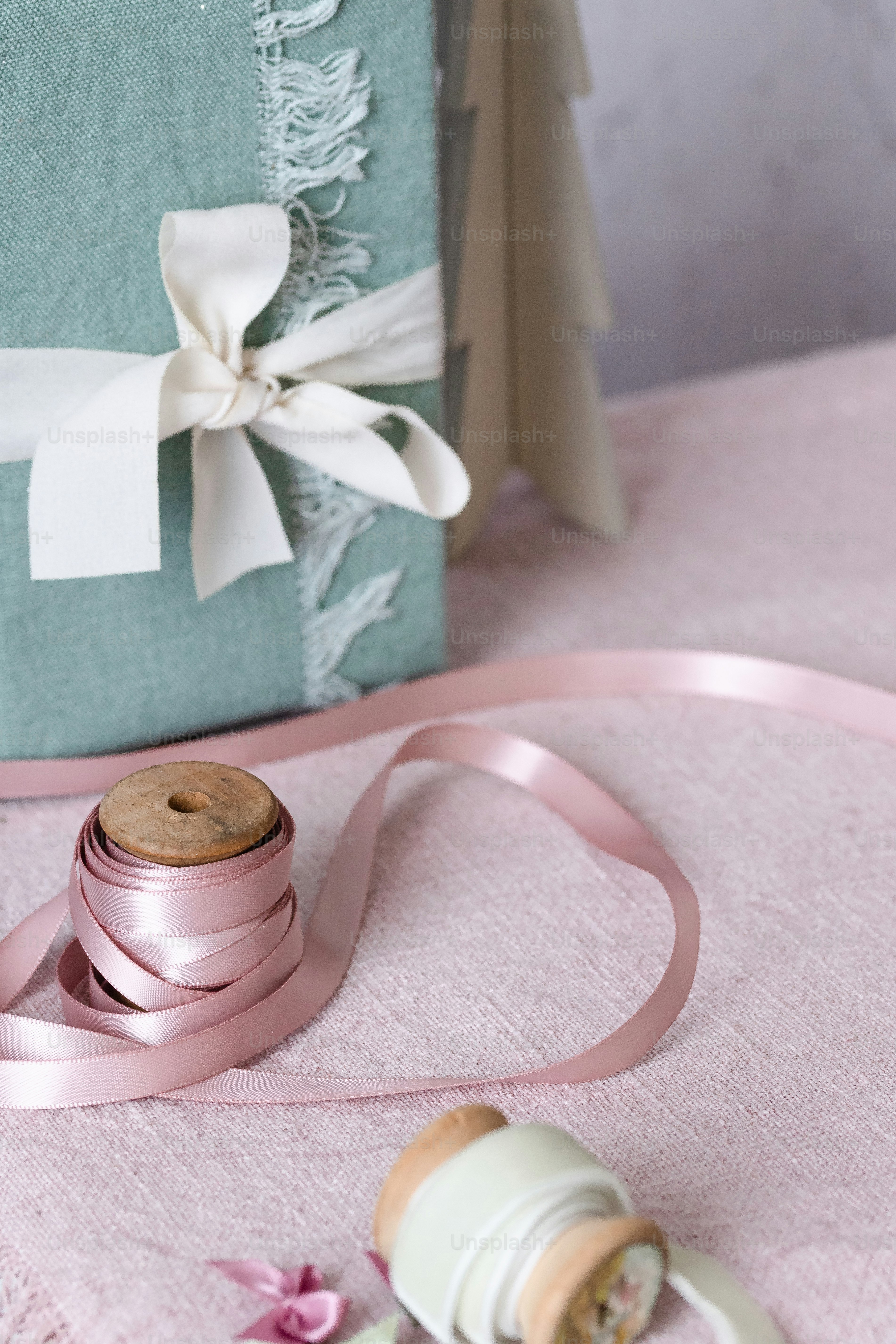 une bouteille de vin et un ruban rose sur une table