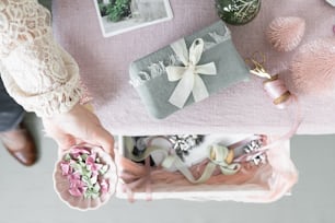 une table avec une nappe rose et un cadeau
