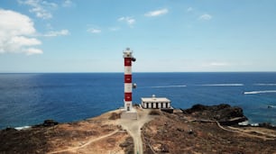 veduta aerea di un bellissimo paesaggio con faro vecchio e nuovo sulla scogliera di Tenerife di fronte all'oceano Atlantico. Ciclista solitario in arrivo