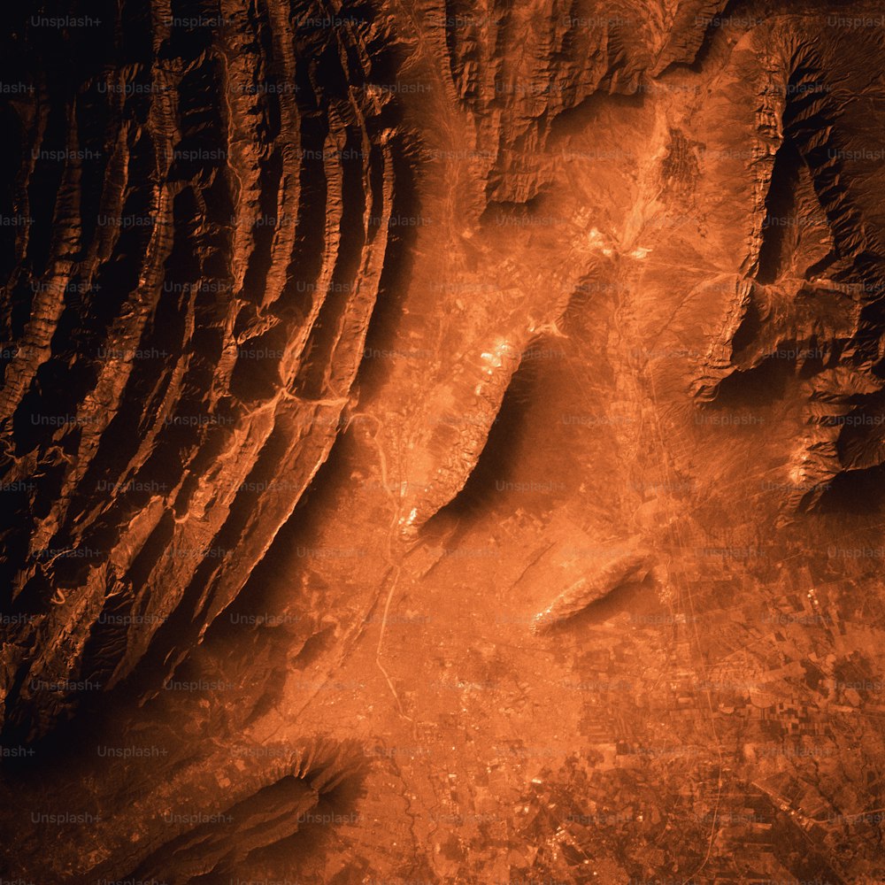 uma foto vermelha e preta de uma formação rochosa
