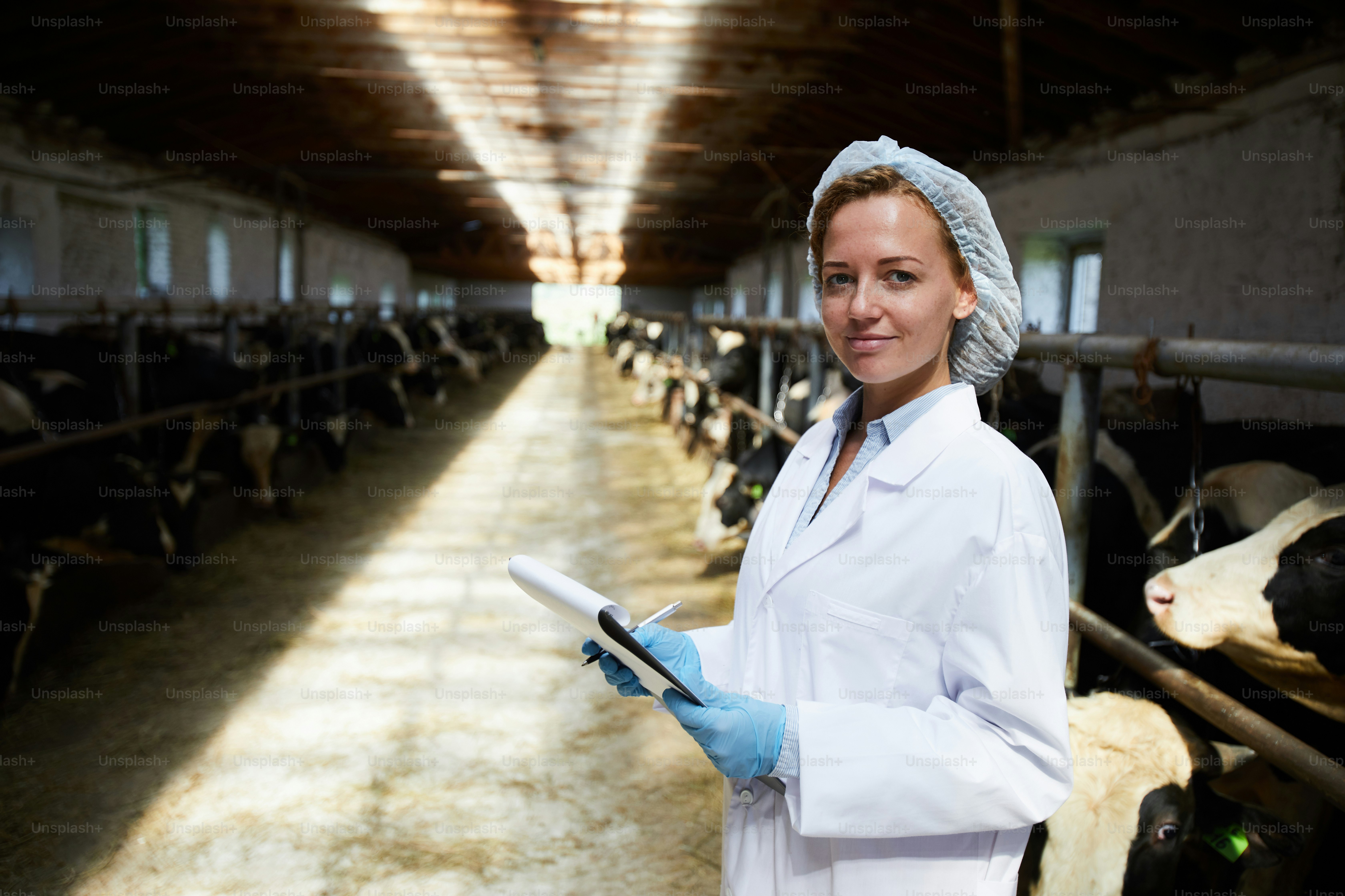 Giovane specialista di kettlefarm contemporaneo in uniforme in piedi da lungo corridoio