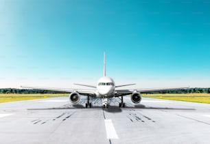 Avião comercial de passageiros taxiando pista no aeroporto