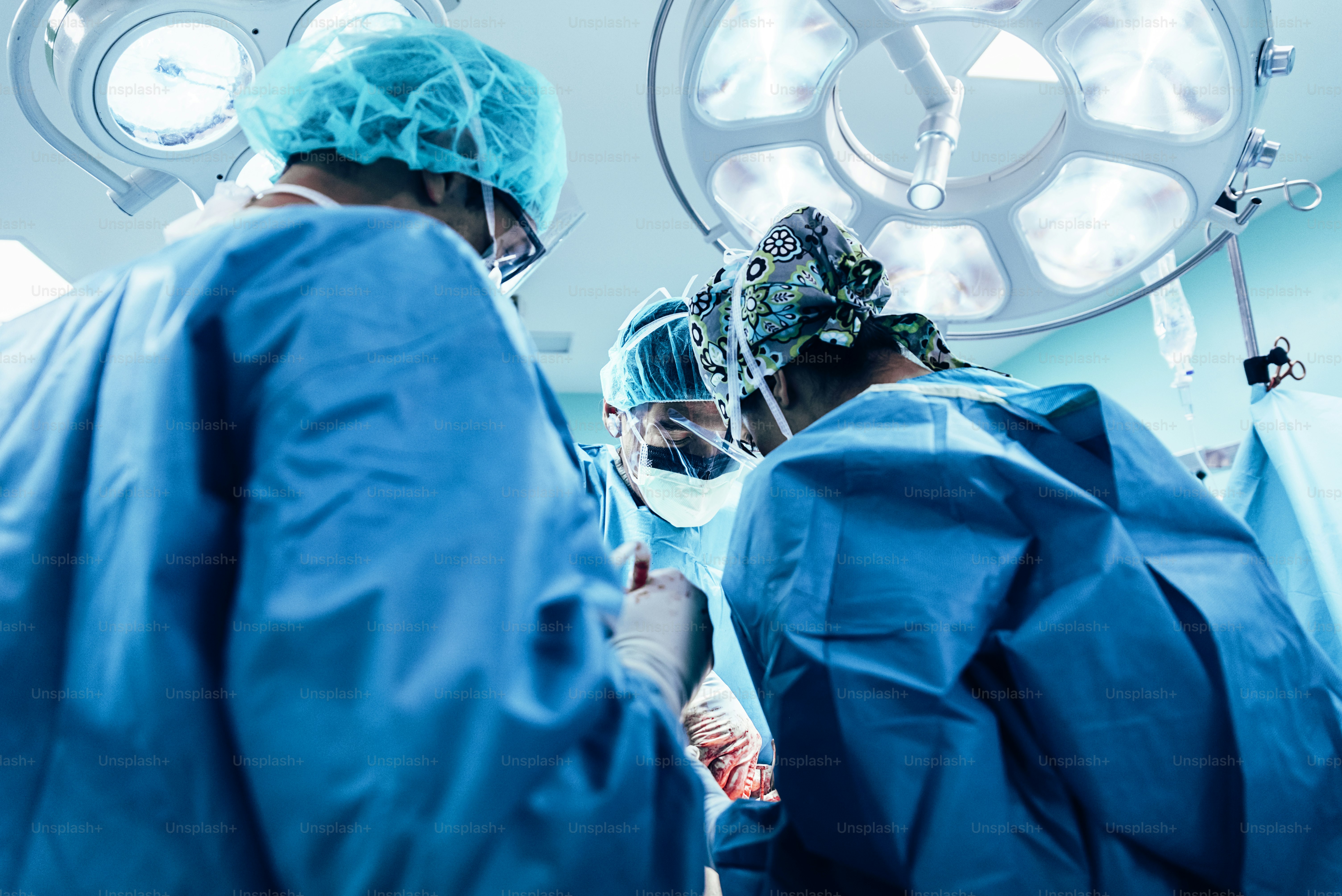 Equipe de Cirurgiões Operando no Hospital foto – Imagem sobre Hospital ...