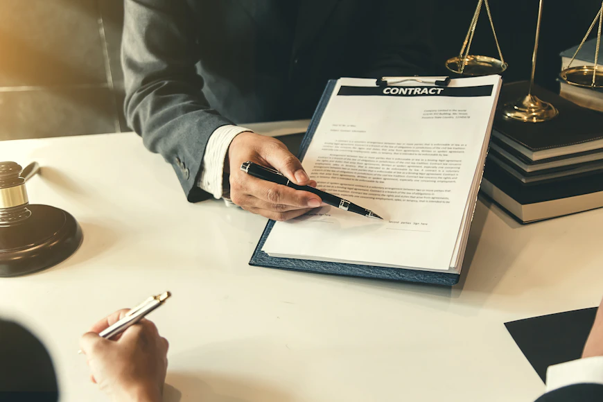 Homem em escritório analisando governança