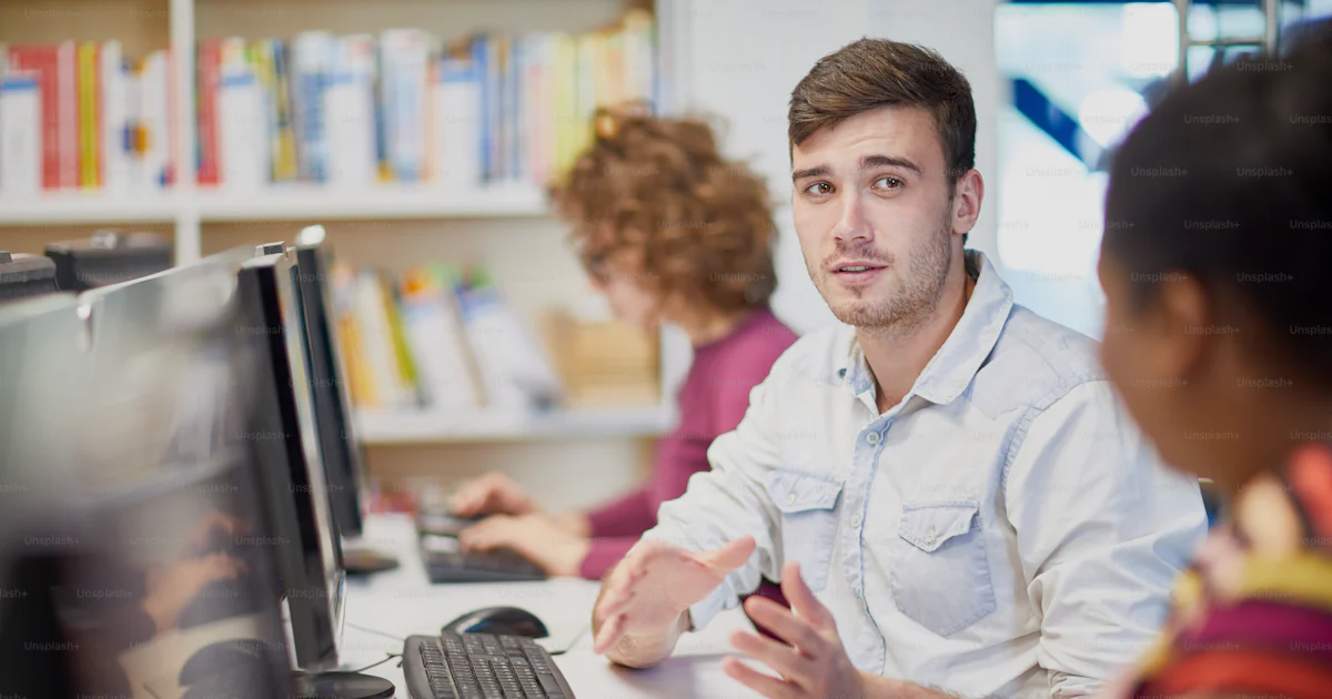 Estudiante Informatica Foto Estudiante universitario explicando el trabajo a su compañero de ...